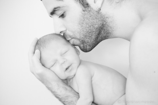 nyföddfotografering pappa son på smällen föräldrapenning